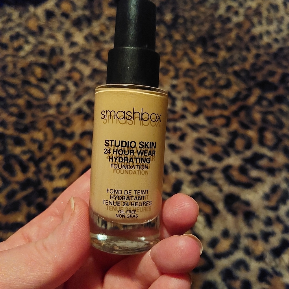 Smashbox studio wear 24 hour moisturizing foundation
